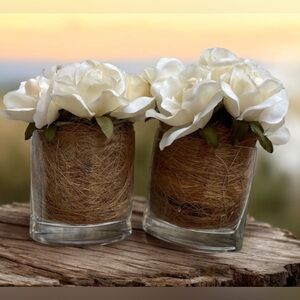⭐️ 2 fake floral glass vase arrangements. Not plastic.